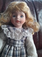 Symphony Julie jelzett porcelán fejű baba