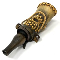 Antik 19. sz-i faragott lőportartó szarú bronz szerelékkel RZ