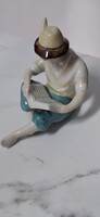 Hollóházi olvasó fiú figura