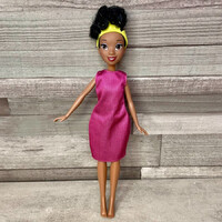 Hasbro Disney lila ruhás koronás játék baba