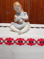 Babázó porcelán leányka