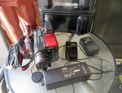 Régi retro gyűjtői JVC VideoMovie GR-C7 VHS-C vintage kamera kiegészítőkkel 1980
