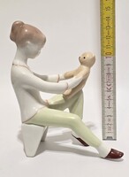 Aquincumi macival játszó kislány porcelán figura (3887)