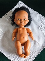Vintage sötét bőrű karakterbaba 25 cm – fekete hajú jelzés nélküli retro baba