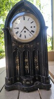Biedermeier kandalló óra Negyed ütős hàrom felhúzós. Gótikus stílusban festett mintàval !