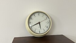 Retro stílusú fém falióra Quartz
