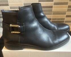 Eredeti Tommy Hilfiger Fekete Bőr Bokacsizma ​Eladó a képeken látható, tökéletes állapotban lévő ere