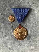 KIváló Véradó Vöröskereszt  kitüntetés arany fokozata miniatűr kitűzővel