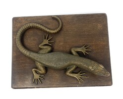 Dekoratív élethű részletgazdag bronz gyík figura fa talpazaton RZ