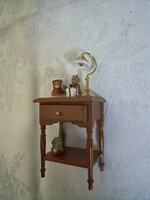 Tündéri kis szekrény, fa kihúzható fiókkal asztali lámpa réz és porcelán,  babaházba.