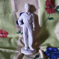 Ritka szocreál Herendi porcelán szobor „Fiatal munkás” – KÉZZEL SZIGNÓZOTT Herczeg Klára