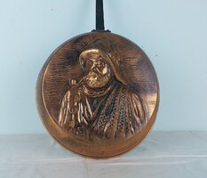 Pipazo oreg serpenyo dekoracio, vorosrez
