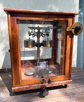 Régi antik MOM Tábor mechanikus analitikai laboratóriumi patikai mérleg
