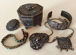 Régi vintage kézzel készített kőberakásos tibeti ezüst / alpakka filigrán ékszertartó doboz szelence