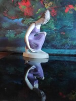 Hollóházi Lila ruhás vízmerítő nő porcelán figura