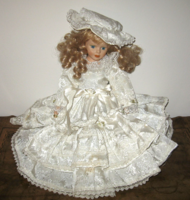 BÁJOS PORCELÁNFEJŰ BABA PÁRNA