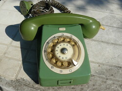 Régi , retró vezetékes , körtárcsás analóg telefon , zöld
