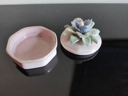Gyönyörű jelzett Capodimonte (Nápolyi) porcelán dobozka