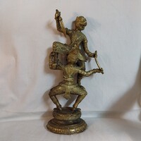 Délkelet-ázsiai aranyozott réz/bronz szobor ritkaság – Hanumán harca a démonnal (31,5 cm, 2 kg)