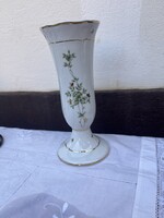 Hollóházi porcelán talpas váza Erika mintával .