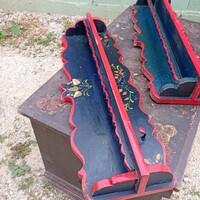 Horányi Ilus hagyatéka festett polcok 84 cm hosszú 2 db