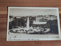 Ausztria, Bécs,Hochstrahlbrunnen,Magassugarú szökőkút és mögötte a Palais Schwarzenberg  palota