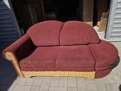 Eladó egy RATTAN betétes ágyazható, ágyneműtartós bordó kanapé.