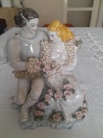Nagy méretű rokokó porcelán csipkefigura – Udvarló pár rózsás girlanddal (Drezdai stílus, c. 1970)