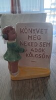 "Könyvet még neked sem adok kölcsön" kerámia figura.