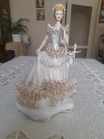 Apulum áttört csipkés porcelán hölgyfigura – Bálozó nőalak legyezővel (c. 1970)