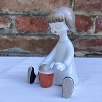 Hollóházi homokozó kislány porcelán figura Káldor Aurél terve