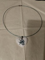 Eladó a képeken látható, tökéletes állapotban lévő, eredeti Herendi porcelán szív alakú medál. Kézze