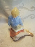 Bodrogkeresztúri kerámia "olvasó lány" figura