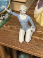 Lladró „Gymnast Exercise with Ball” (5333-as számú) porcelánfigura, amelyet Vicente Martínez tervez