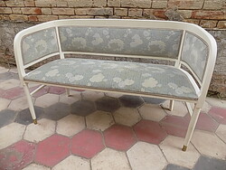Thonet jellegű kárpitozott kanapé.