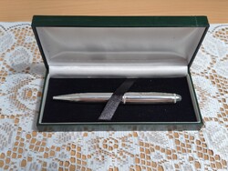 Gyönyörű vastagon ezüstözött toll dobozában kéken fog