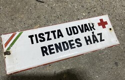 „Tiszta udvar, rendes ház” zománctábla