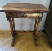Biedermeier fiókos íróasztal konzol , Posztamens Kecses gyönyörű asztal 1880 kb