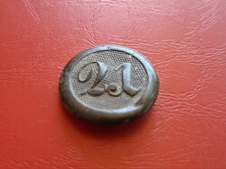 Antik dombornyomott 21-es számú egyenruhagomb
