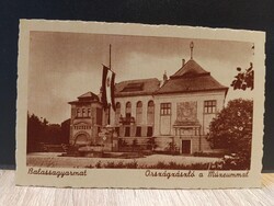 Balassagyarmat régi képeslap - Országzászló a Múzeummal (Weinstock 2877)