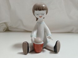 Hollóházi porcelán Homokozó lány figura, Káldor Aurél terve