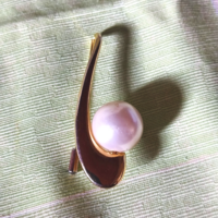 Guy Laroche Paris „Fidgi” jelzett aranyozott vintage kalaptű, hajtókatű  107.