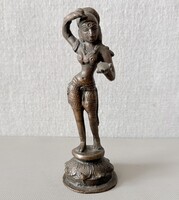 Antik indiai bronz szobor: Apsara égi táncosnő tükörrel (14 cm, 258g)