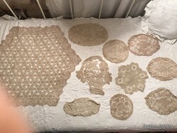 13 db - MŰVÉSZI - MUZEÁLIS - CSIPKE - HORGOLT - TERÍTŐ  - 3 D - MINTÁK - BORZASZTÓ MUNKAIGÉNYES -