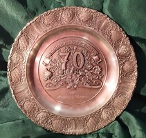 Ón disztányér 70. Evfordulóra készult.  Kb. 0,6 kg, 24 cm  Reprezentatív darab, vésett mintákkal !