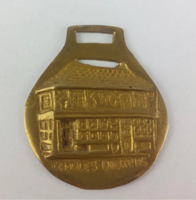 Lo szerszam, Charles Dickens haza, szij disz, disztargy, angol medal, bronz
