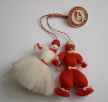 Hagyományos bolgár marecnyica baba Piжо és Penda martenica kitűző , jelvény 1977 , 12,5cm