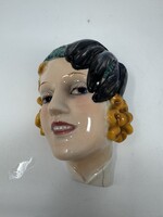 Art Deco, tollas fejdíszes női fejet ábrázoló Hummel kerámia falimaszk élénk színekkel  RZ