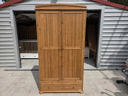 Eladó egy TROLL márkájú fiokos , polcos és akasztós  fenyő szekrény.  Bútor nagyon szép állapotú, te