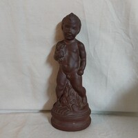Jelzett terrakotta Manneken Pis szobor – Brüsszeli pisilő fiú agyag figura (Capodimonte)